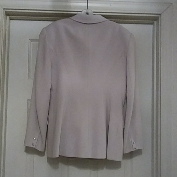 Suit - Picture 3 of 8